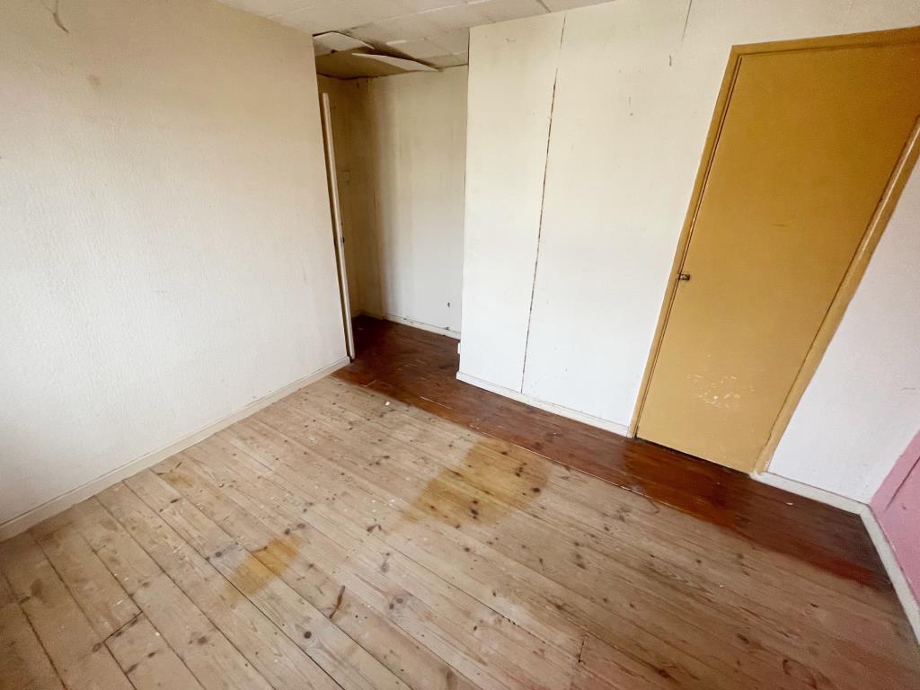 Lot: 15 - SEMI-DETACHED HOUSE FOR IMPROVEMENT AND REFURBISHMENT - one of three bedrooms